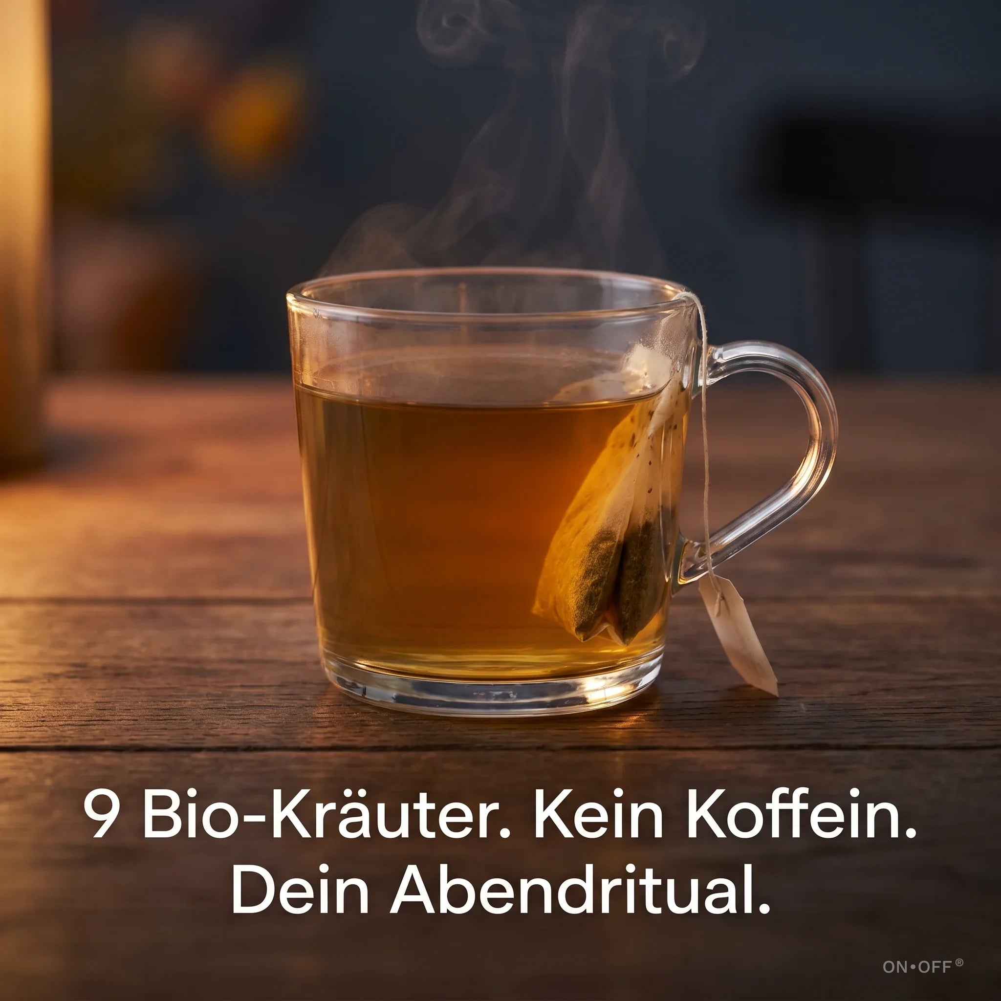 OFF TEE RELAX TEA – dampfende Teetasse mit Teebeutel auf dunklem Holz, warme Abendstimmung, 9 Bio-Kräuter Kein Koffein Dein Abendritual, ONOFF Duality Swiss Made