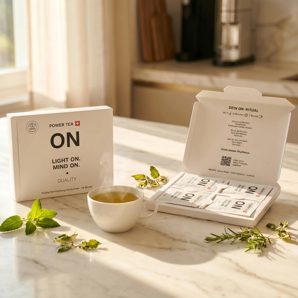 ON TEE POWER TEA – Bio-Kräutertee Verpackung offen und geschlossen mit weisser Tasse, Sencha Grüntee Kräuterteemischung, natürliche Nahrungsergänzung Morgenritual, ONOFF Duality Swiss Made
