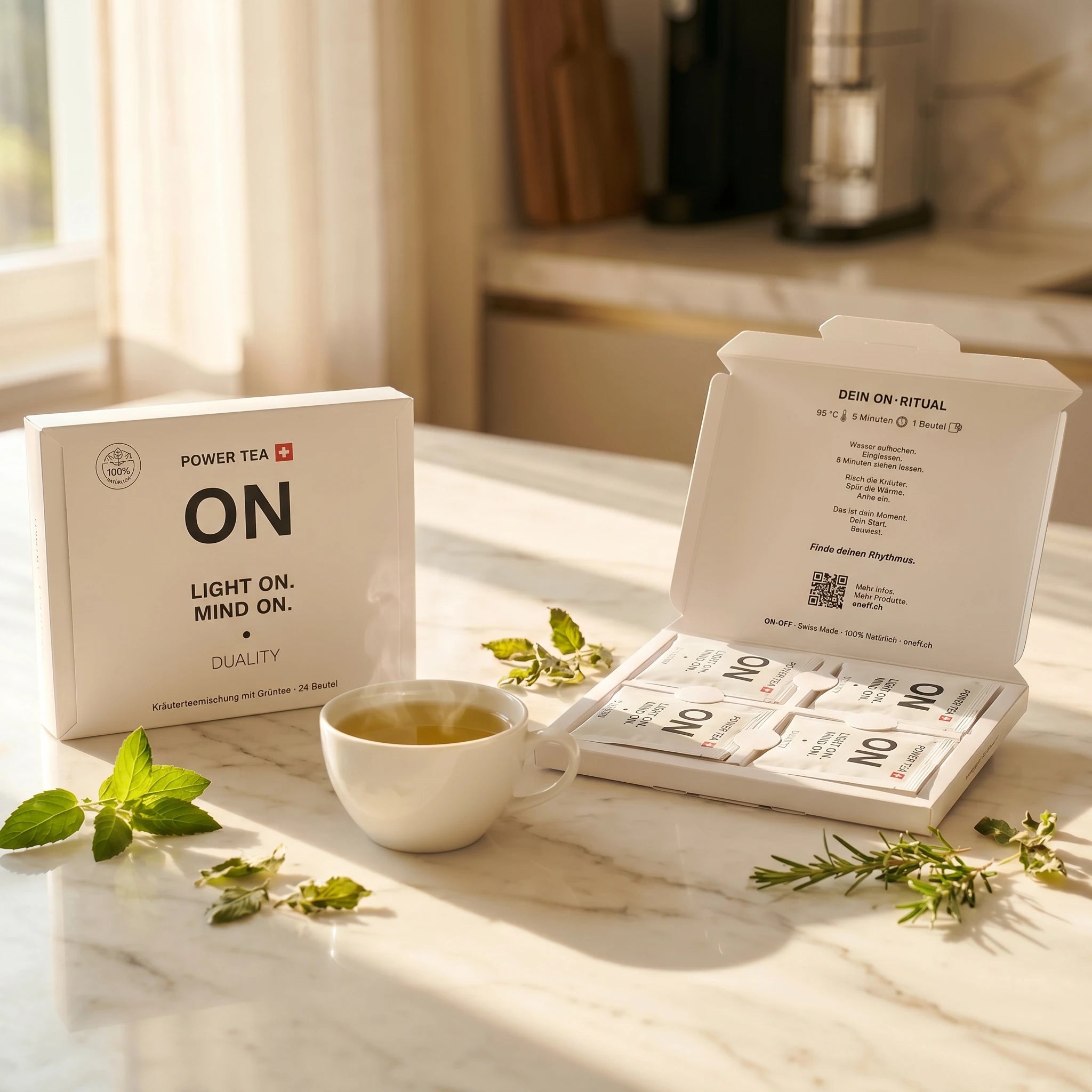 ON TEE POWER TEA – Bio-Kräutertee Verpackung offen und geschlossen mit weisser Tasse, Sencha Grüntee Kräuterteemischung, natürliche Nahrungsergänzung Morgenritual, ONOFF Duality Swiss Made