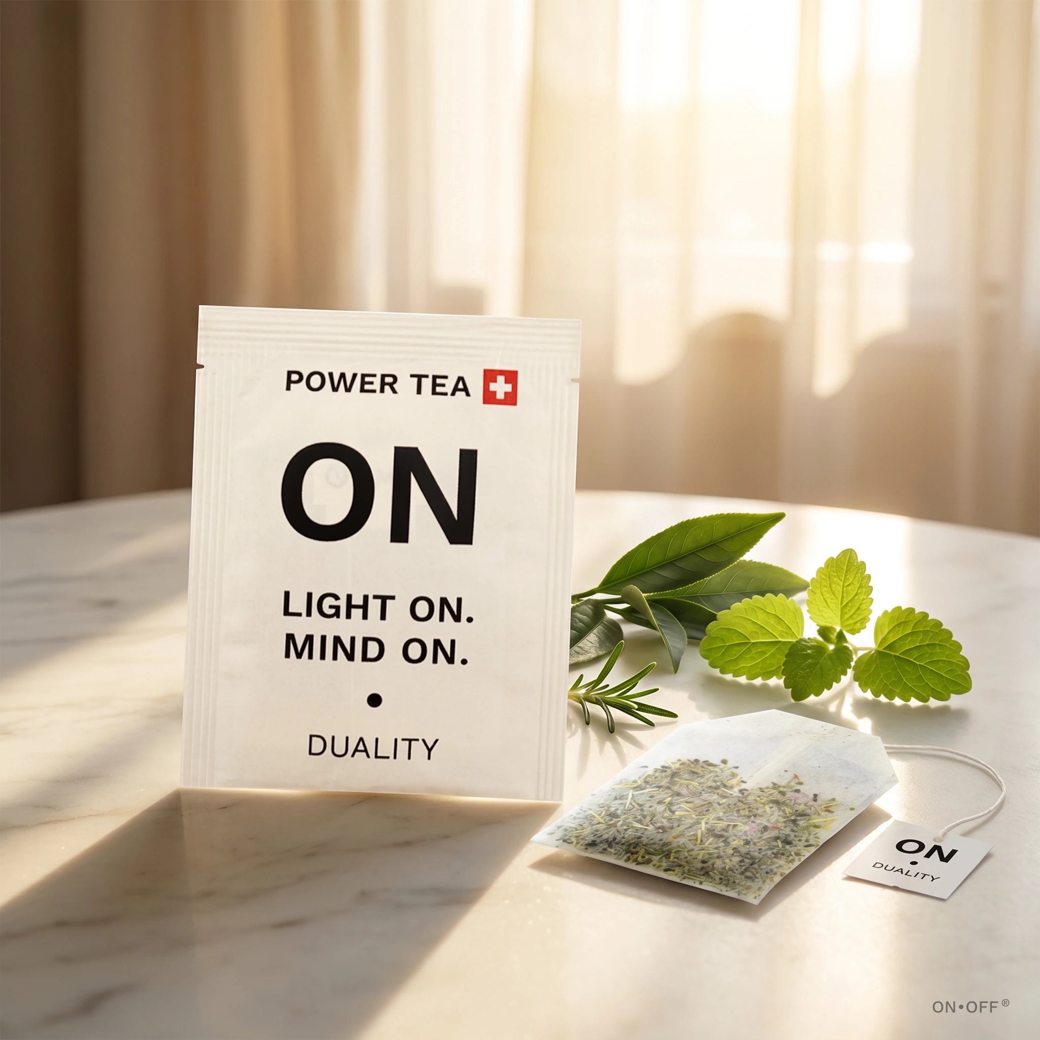 ON TEE POWER TEA – weisses Sachet mit flachem Teebeutel, frische Kräuter (Sencha, Minze, Rosmarin), warmes Morgenlicht auf Marmor, ONOFF Duality Swiss Made 