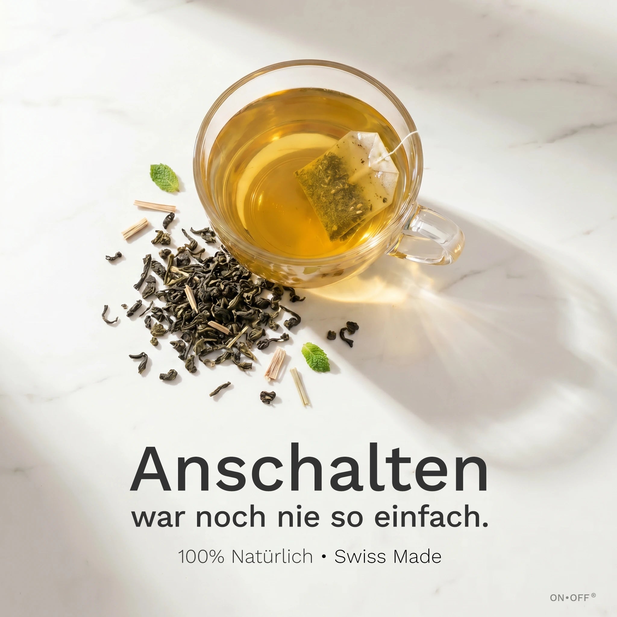 ON TEE POWER TEA – Glastasse mit Teebeutel auf Marmor, Sencha-Blätter, Anschalten war noch nie so einfach, 100% Natürlich Swiss Made, ONOFF Duality 
