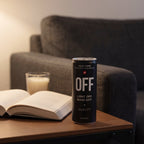 Getränk zum Abschalten am Abend: OFF Relax Drink beim Lesen – die alkoholfreie und koffeinfreie Feierabend-Alternative.