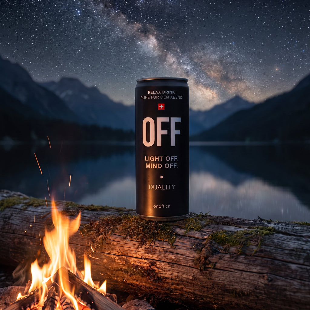 Koffeinfreier Drink für den Abend: OFF Relax Drink am Lagerfeuer unter Sternenhimmel – Ruhe nach dem Tag.