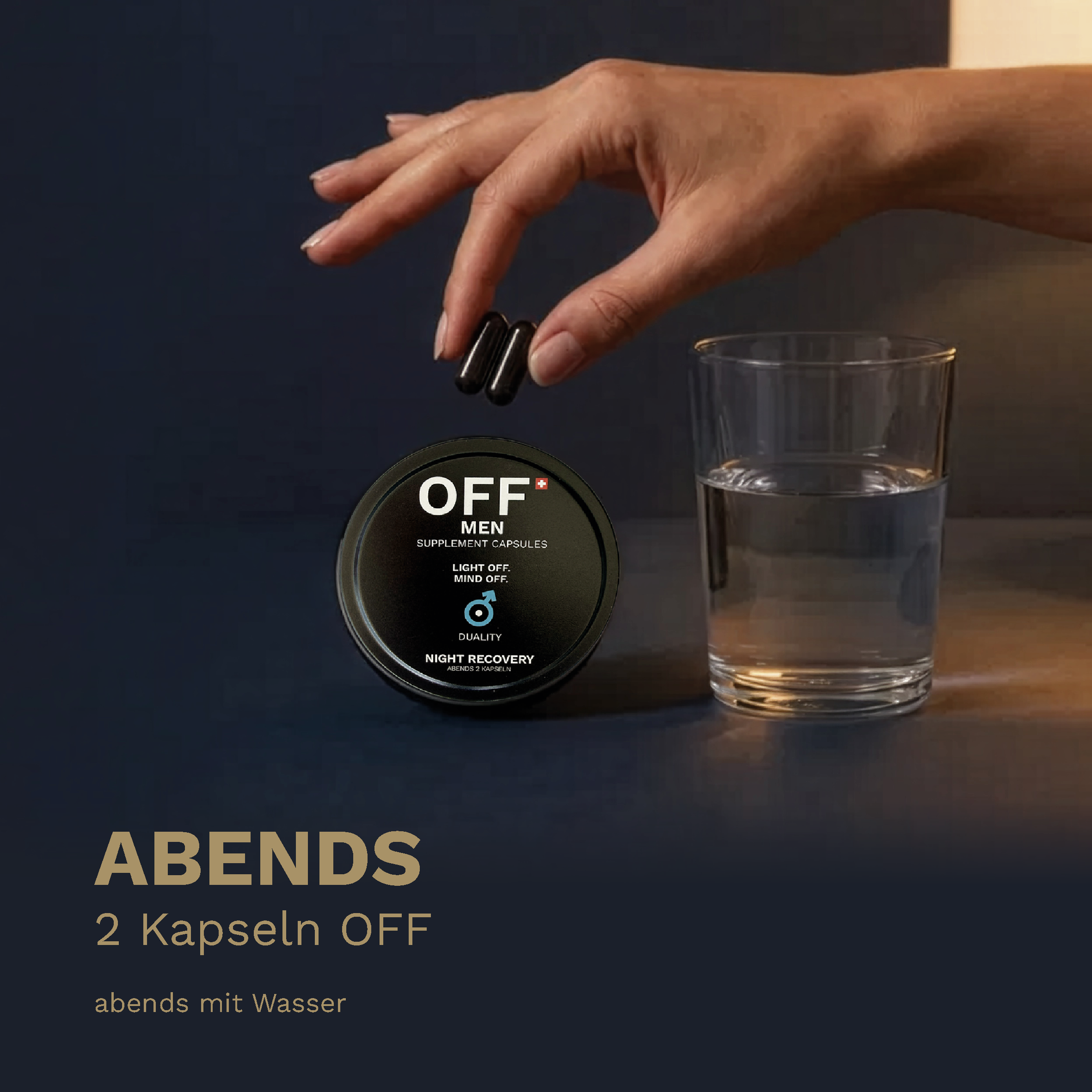 Zwei schwarze OFF MEN Night Recovery Kapseln abends mit einem Glas Wasser.