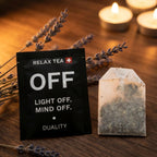 OFF Relax Tea mit Kräuter-Teebeutel, Lavendel und Kerzen in warmer Abendstimmung.