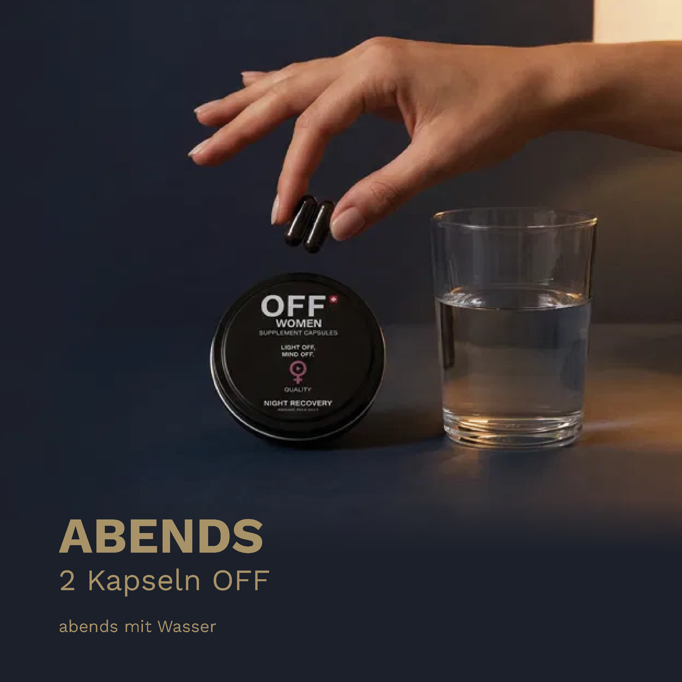 Zwei OFF WOMEN Night Recovery Kapseln abends mit einem Glas Wasser.