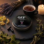 OFF WOMEN Night Recovery Dose bei einem ruhigen Abendritual mit Kräutern und Tee.