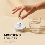 Zwei weisse ON MEN Drive and Focus Kapseln morgens mit einem Glas Wasser.