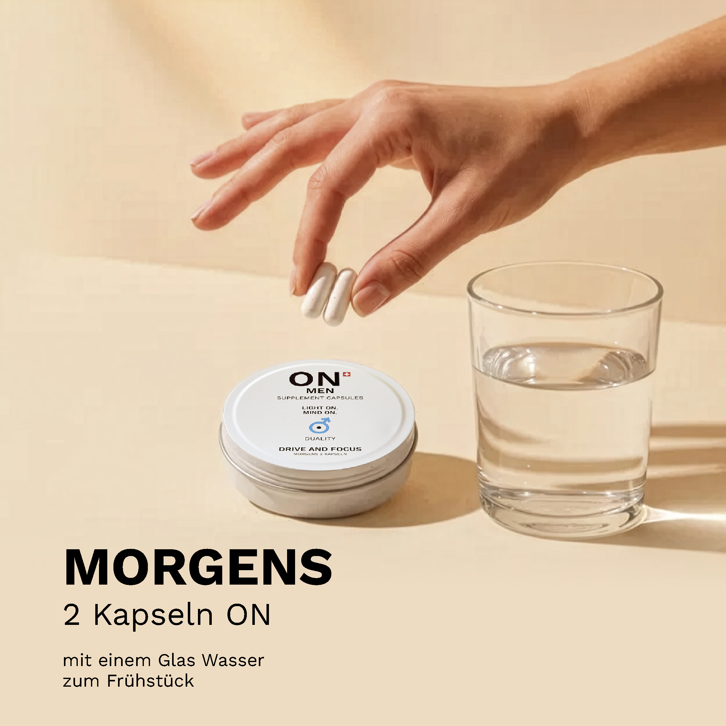 Zwei weisse ON MEN Drive and Focus Kapseln morgens mit einem Glas Wasser.