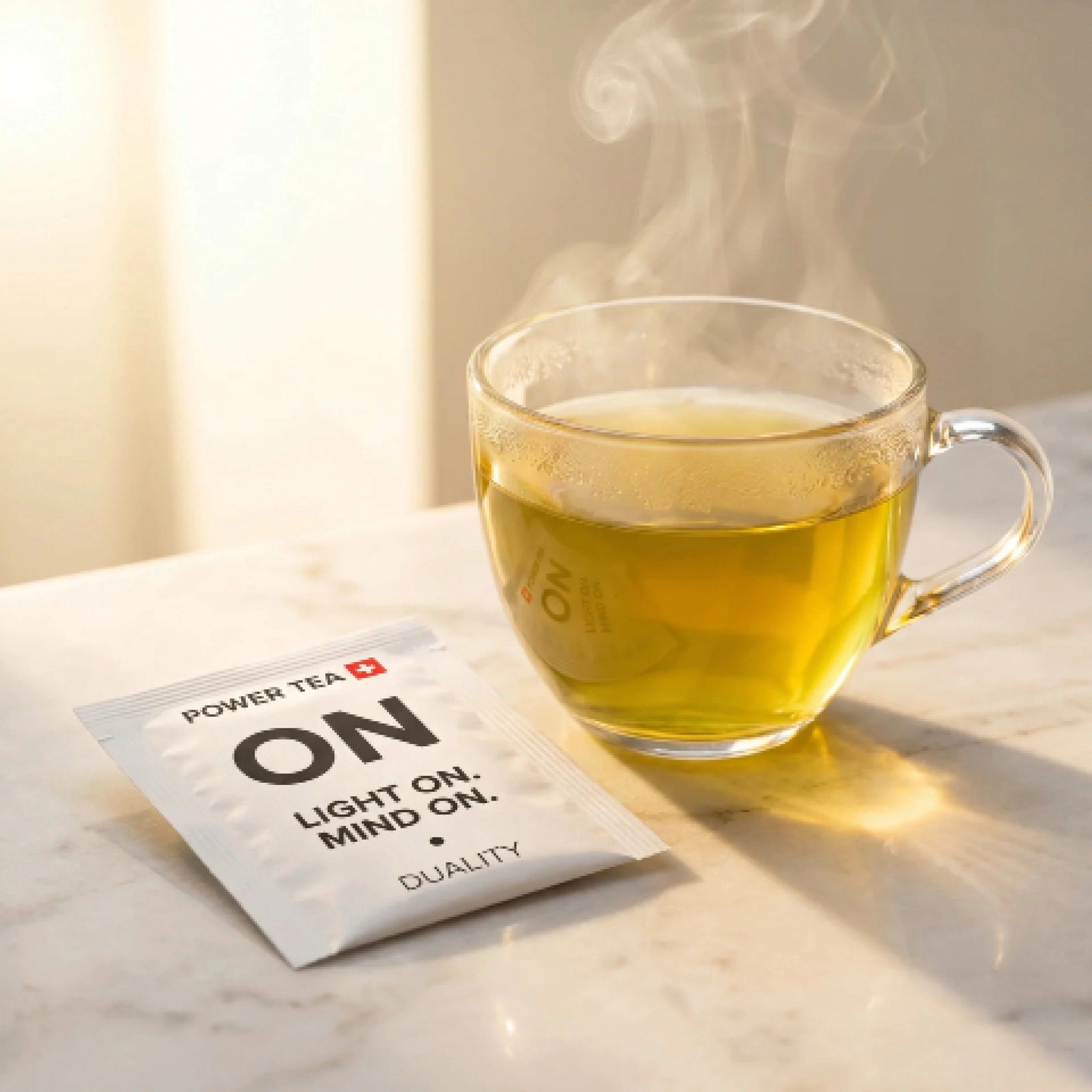 Dampfende Tasse ON Power Tea mit Teebeutel im Morgenlicht – Schweizer Kräutertee mit Sencha.